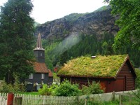 Flam has some cool houses with grass roofs, which provide natural insulation during Norway's dark, frozen winters. Flam has some cool houses with grass roofs, which provide natural insulation during Norway’s dark, frozen winters.